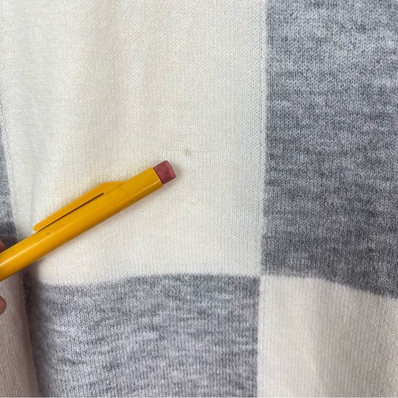 2/$30 T Tahari Grey and White Checkered Sweater sz Small NWT ⚠️ - Picture 7 of 9